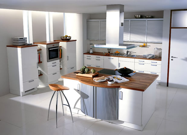 Бяла кухня в комбинация с дървесен плот